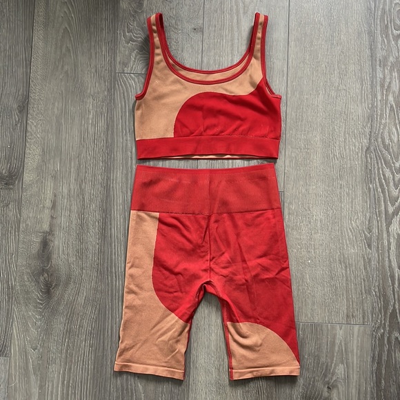 Fabletics 2 piece set - sports bra and biker shorts - Picture 2 of 4
